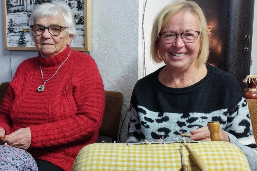 Clausnitzer Heimathaus hat gleich zwei Gründe zum Feiern - Die 87-jährige Erika Liebert (l.) und die 71-jährige Isolde Neubert halten die Arbeitsgemeinschaft Klöppeln im Clausnitzer Heimathaus aufrecht.