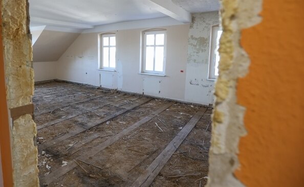 Die Räume im Dachgeschoss der Claußnitzer Grundschule sollen mit neuen Bodenbelägen, neuer Elektrik und Sonnenschutz ausgestattet werden.