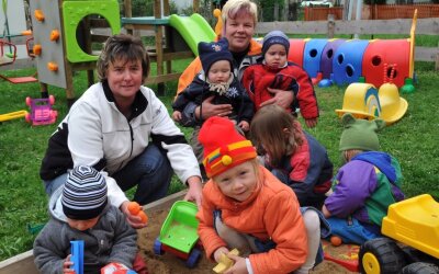 Clever: Kinderliebe zum Beruf gemacht - 
              <p class="artikelinhalt">Carola Lange und Anja Schaller (v. l.) betreuen als Tagesmuttis in Wingendorf derzeit acht Kinder. Den Spielplatz haben sie mit Fördermitteln geschaffen und einen Bauwagen als Spielzimmer eingerichtet.</p>
            