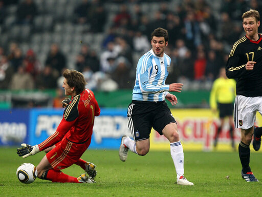 Clevere Argentinier schlagen Deutschland - Gonzalo Higuain (r.) düpiert Rene Adler und trifft zum Siegtreffer