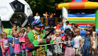 Clown geht auf Tour durch die Kindergärten - 