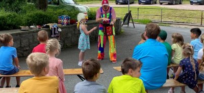 Clown Gerald Ruppert begeistert Kinder in Tannenbergsthal - 