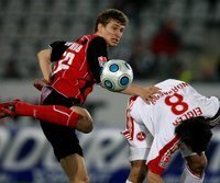 "Club" stellt Freiburg wieder ein Bein - Der Freiburger Daniel Schwaab (l.) ist vor Christian Eigler am Ball