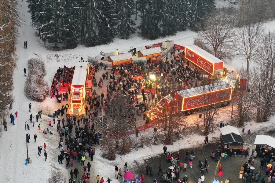Coca-Cola-Weihnachtstrucks locken mehr als 15.000 Besucher auf Kirchberger Festplatz - Die Coca-Cola-Trucks haben am Freitag Station in Kirchberg gemacht und nach dem Weihnachtsmarkt am ersten Adventswochenende in der Altstadt für einen zweiten, nicht alltäglichen Weihnachtsmarkt gesorgt.