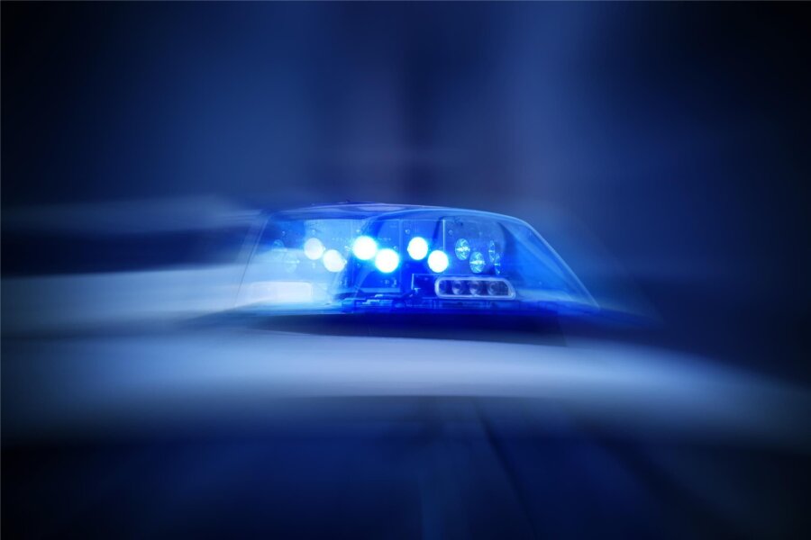 Colditz: Autofahrer kracht mit 1,34 Promille in Fahrzeug - Mit Blaulicht mussten Polizisten mit einem Streifenwagen nach Hausdorf bei Colditz eilen. Denn ein Promillesünder verursachte einen Unfall.