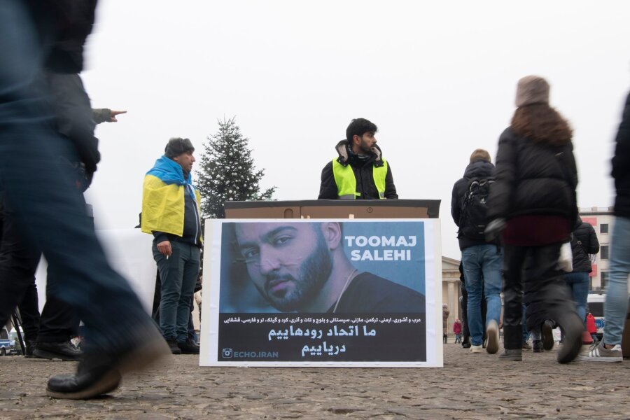 Coldplay mit Petition gegen Todesstrafe für Rapper im Iran - Ein großes Plakat zeigt den iranischen Rapper Toomaj Salehi - er soll im Iran hingerichtet werden.