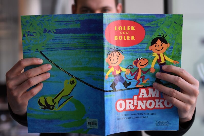 Comeback für Lolek und Bolek - Comics neu aufgelegt - "Lolek und Bolek" in der Hand. Die Abenteuer der beiden Figuren werden in Buchform neu aufgelegt