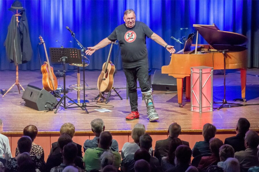 Comedian Bernd Stelter trifft den Nerv des Seiffener Publikums - Bernd Stelter erzählte Geschichten und spielte Gitarre sowie Klavier.