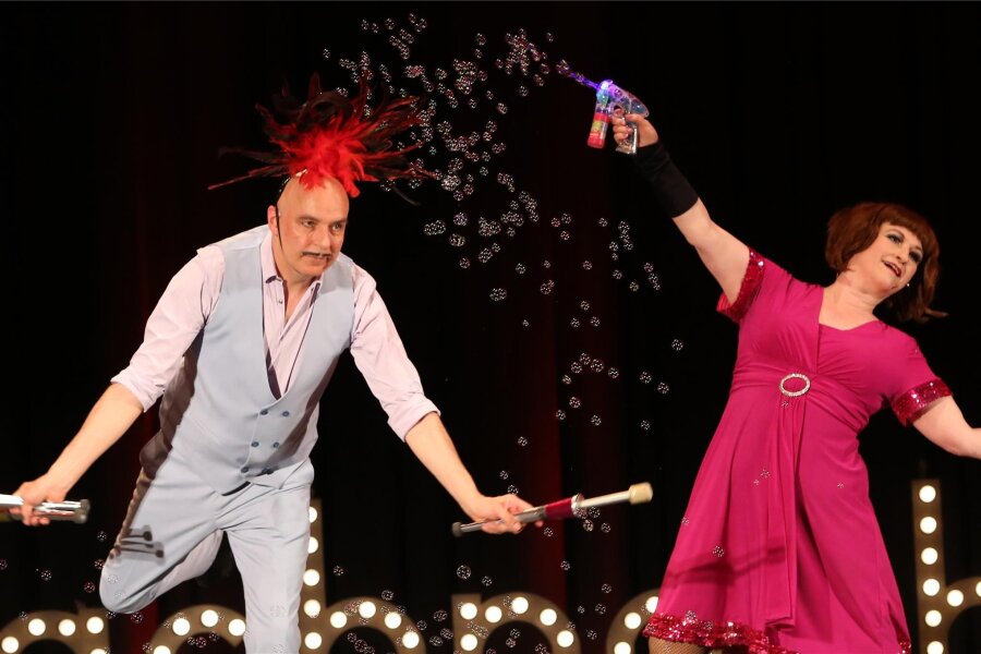 Comedians im Kulturhaus Aue: Publikum lacht Tränen - Eine Feuershow ohne Feuer: Das Duo Diagonal mit Branka und Roger sorgt für viel Lacher.