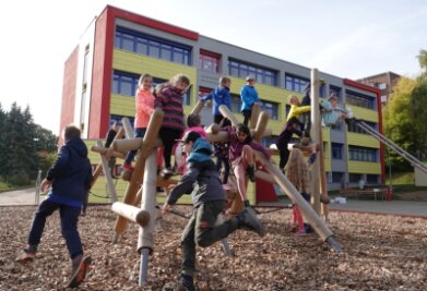 Comeniusschule: Spielgeräte im Außengelände und Technik im Klassenzimmer - 