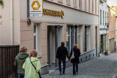 Commerzbank öffnet Filiale in der Reichenbacher Zenkergasse - Die Commerzbank ist mit ihrer Filiale in Reichenbach in die Zenkergasse umgezogen. Noch fehlen Parkmöglichkeiten direkt am Objekt. 