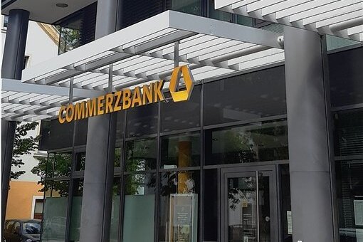 Eingang der Commerzbank-Filiale in Schwarzenberg. 