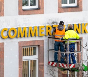 Commerzbank schließt zwei Filialen - Die Commerzbank-Filiale am Rochlitzer Markt ist Geschichte. Am Mittwoch wurde der Schriftzug an der Hausfassade entfernt und die Filiale beräumt. Die Bank schließt weitere Standorte in Mittelsachsen. 
