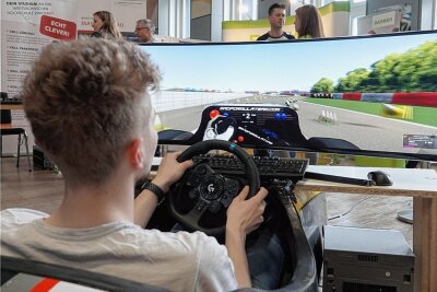 Computer-Sport wird in Zwickau wissenschaftlich untersucht - Autorennen-Simulationen sind nur ein kleiner Teil der E-Sports-Welt. Das Foto entstand bei einem Turnier in der WHZ im vergangenen Mai. 