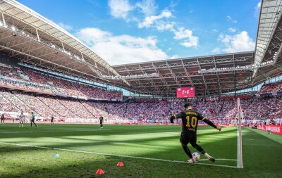 Conference League: Leipzig trägt Finale 2026 aus - Dortmunds Spieler Jadon Sancho beim Eckball.