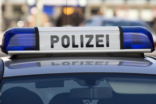 Conradsdorf: Anhänger schleudert gegen Linienbus - drei Verletzte - 