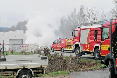 Container auf Niederdorfer Wertstoffhof gerät in Brand - Feuerwehren rückten am Montagnachmittag am Wertstoffhof Niederdorf an. 