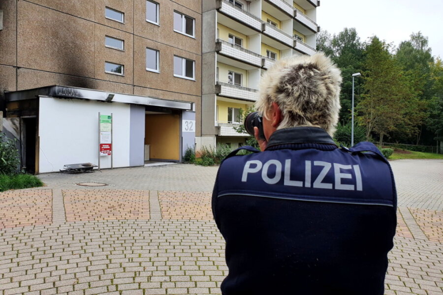 Container brennen an Wohnblock in Hutholz - Polizei ermittelt - 