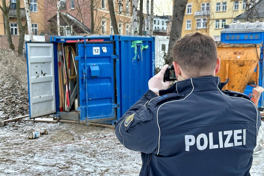 Container geknackt: Baufirma in Rodewisch bestohlen - Die Polizei am Tatort: In den Container an der Baustelle "Kindergarten" in Rodewisch wurde eingebrochen.