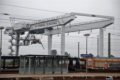 Container-Terminal: Stadt Glauchau bleibt weiter von Millionenzahlung bedroht - Der Portalkran am Güterverkehrszentrum steht schon mehrere Jahre lang still. 