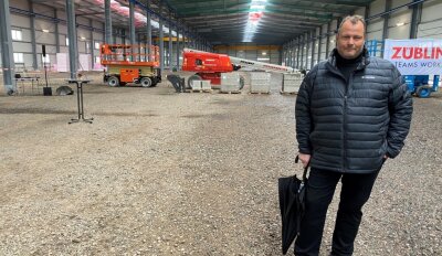 Containerbauer errichtet Produktionshalle - Das Dach ist schon drauf, der Boden aber noch nicht gegossen. Gunnar Förster, Geschäftsführer der Firma B-Plus-L Infra Log, rechnet damit, dass im zweiten Halbjahr 2022 in der neuen Halle die Produktion von Containern anlaufen kann. 