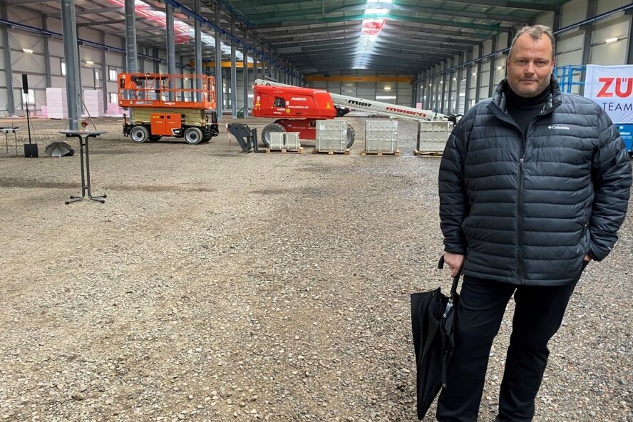 Das Dach ist schon drauf, der Boden aber noch nicht gegossen. Gunnar Förster, Geschäftsführer der Firma B-Plus-L Infra Log, rechnet damit, dass im zweiten Halbjahr 2022 in der neuen Halle die Produktion von Containern anlaufen kann. 