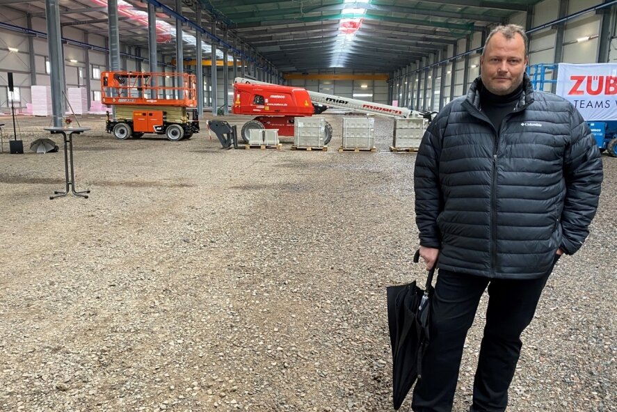 Containerbauer investiert am neuen Standort 30 Millionen Euro - Das Dach ist schon drauf, der Boden aber noch nicht gegossen. Gunnar Förster, Geschäftsführer der Firma B-Plus-L Infra Log, rechnet damit, dass im zweiten Halbjahr 2022 in der neuen Halle die Produktion von Containern anlaufen kann. 