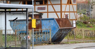 Containerproblem in Burgstädt: "Wir schrecken nachts auf, wenn Schrott weggeworfen wird" - An der Burkersdorfer Straße steht ein Container, wo Schrott entsorgt werden kann. Anwohner klagen über nächtliche Ruhestörung. 
