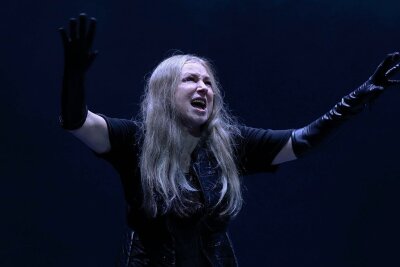 Corinna Harfouch als "Königin Lear": Raumfahrer im Shakespeare-Quadranten - Corinna Harfouch als "Queen Lear" steht auf der Bühne des Maxim-Gorki-Theaters in Berlin.
