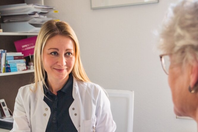 Corona-Ärztin aus dem Erzgebirge: "Viele sind über das Virus nicht aufgeklärt" - Die Hausärztin Dr. Raina Hübschmann (links) hat eine Corona-Schwerpunktpraxis in Zwönitz. Hier im Gespräch mit einer Mitarbeiterin.