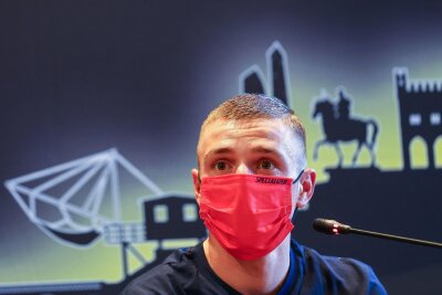 Corona-Angst bei der Tour: Masken wieder angesagt - Der Belgier Remco Evenepoel saß bei der Pressekonferenz mit einer Maske.
