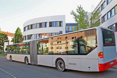 Corona-Ansteckungsgefahr im Bus: Zwickau bestellt 15 Schulbusse mehr - trotzdem bleibt es eng - Ein Schulbus am Gymnasium am Sandberg. In Spitzenzeiten werden Gelenkbusse eingesetzt. Kleinere Busse, die häufig als normale Linienbusse fahren, sind gelegentlich überfüllt. 