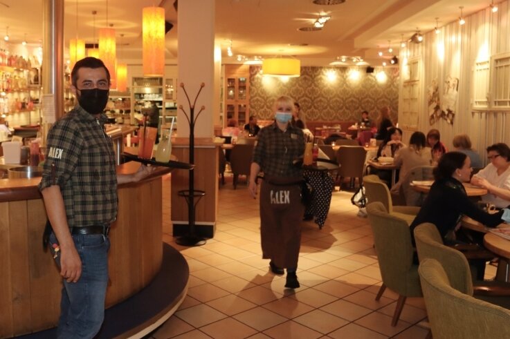 Corona-Ausbruch im Café "Alex": Neun Mitarbeiter betroffen - Im "Alex" in Zwickau werden seit Freitagnachmittag wieder Gäste bedient. Die Öffnungszeiten sind vorerst eingeschränkt. 