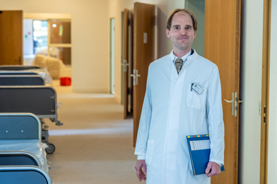 Corona-Ausbruch nach Laborpanne: Das sagt das Krankenhaus - Prof. Dr. Carl Christoph Schultz ist der ärztliche Direktor am Landeskrankenhaus in Rodewisch. Dort hatte es einen Corona-Ausbruch gegeben.