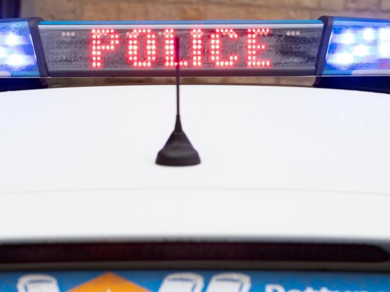 Corona: Ausflug über die Tschechische Grenze derzeit nur unter Auflagen möglich -             "Police" steht auf dem Display eines Polizeiwagens mit angeschaltetem Blaulicht.