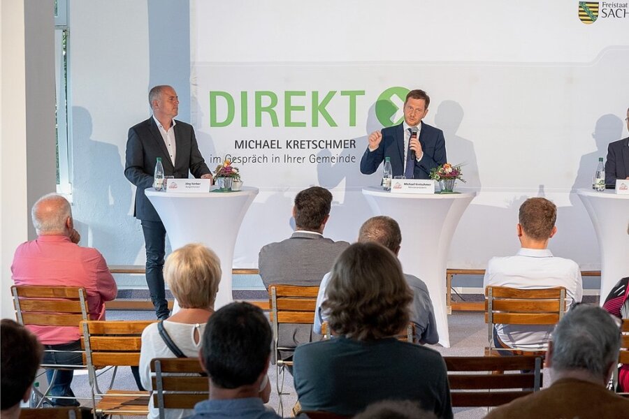Corona beherrscht MP-Visite in Ellefeld - Ministerpräsident Michael Kretschmer (Mitte) mit Landrat Rolf Keil (rechts) und Bürgermeister Jörg Kerber beim Bürgerforum Ellefeld.