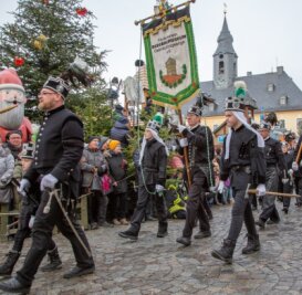 Corona: Bergparaden wackeln erneut - 2019 haben die vorerst letzten traditionellen Bergparaden in der Adventszeit stattgefunden, wie hier in Annaberg-Buchholz. 