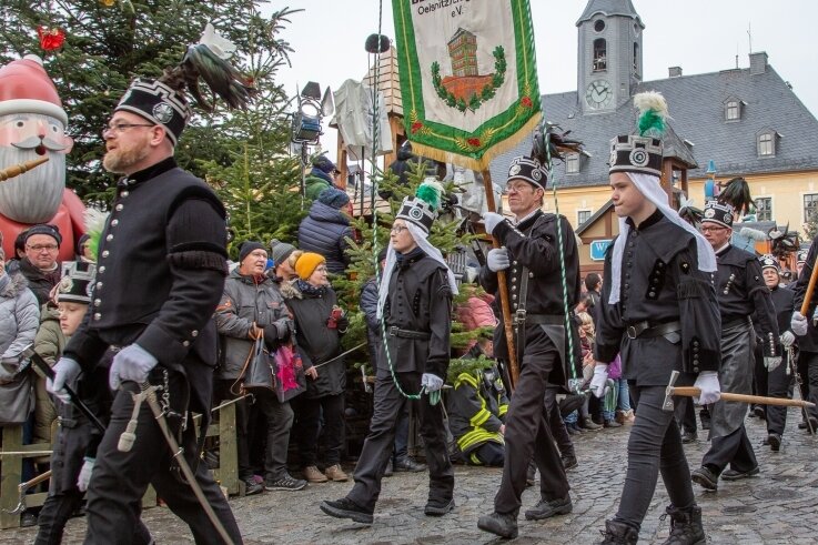 Corona: Bergparaden wackeln erneut - 2019 haben die vorerst letzten traditionellen Bergparaden in der Adventszeit stattgefunden, wie hier in Annaberg-Buchholz. 