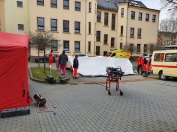 Corona: Das ist neu am Mittwoch im Vogtlandkreis - Mitarbeiter des DRK Rettungsdienstes bauten am Dienstag Zelte am Paracelsus-Klinikum Reichenbach auf. 