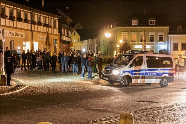 Erneut haben sich am Montag in Zwönitz Menschen versammelt, die dann durch die Bergstadt zogen. 