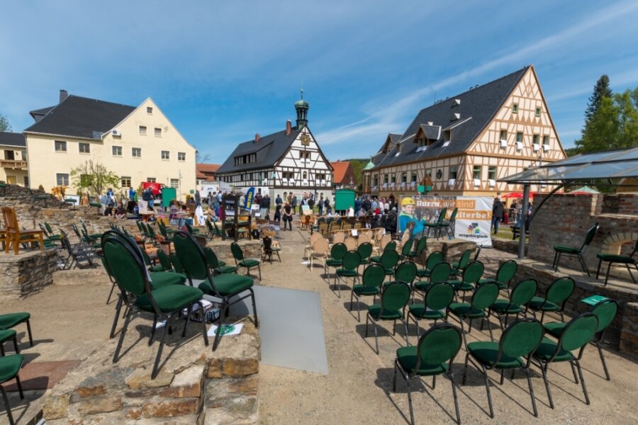 Leere Stühle von 66 Gastronomieunternehmen des Erzgebirges standen im Areal der Saigerhütte Olbernhau. 