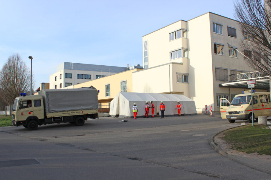 Corona: Die Lage im Kreis Zwickau am Dienstag - Die Ambulanz wurde am gestrigen Montag aufgebaut, heute öffnet sie.
