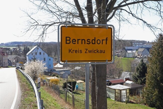 In Bernsdorf wurden die ersten Corona-Infektionen im Landkreis Zwickau festgestellt. Am Montag bestätigte das Sozialministerium, dass zwei Personen aus dem Ort an dem Virus gestorben sind. Auch im gesamten Landkreis steigt seit Tagen die Anzahl der Corona-Infizierten an. 