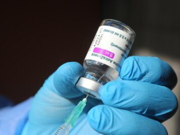 Corona-Erstimpfungen: Sachsen bundesweit Schlusslicht - Eine Spritze mit dem Corona-Impfstoff von Astrazeneca.