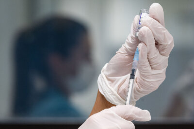Corona: EU rät zu zweiter Boosterimpfung für alle ab 60 - 
