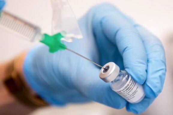 Corona: Grundschullehrer und Kita-Personal sollen in Impf-Reihenfolge vorrücken - 
