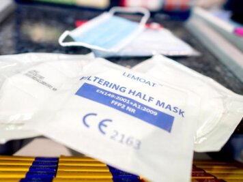            Verpackte FFP2-Masken liegen in einer Apotheke auf dem Verkaufstresen. Besonders gefährdete Personen wie Alte und Kranke sollen kostenlose FFP2-Masken erhalten.
