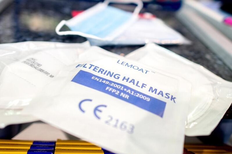            Verpackte FFP2-Masken liegen in einer Apotheke auf dem Verkaufstresen. Besonders gefährdete Personen wie Alte und Kranke sollen kostenlose FFP2-Masken erhalten.