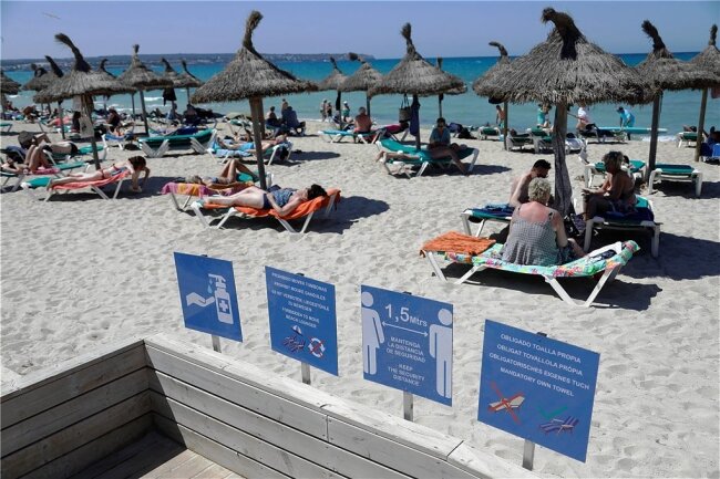 Corona-Hochinzidenzgebiet: Kann ich Spanien-Urlaub jetzt stornieren? - Hohe Ansteckungsraten trotz Hygieneregeln am Strand von Arenal auf Mallorca. 