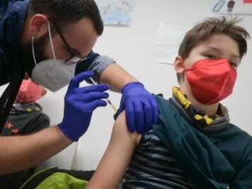 Corona-Impfung für Kinder: Eich startet nach Weihnachten -  Symbolbild: Kind wird geipmft.